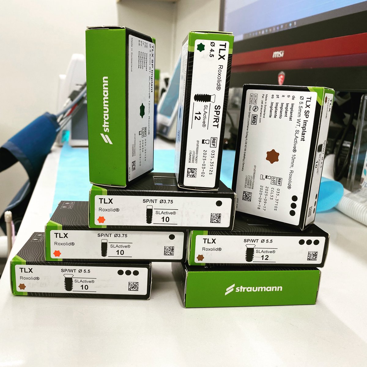 Edgardelchaar's tweet image. The product of my animal research TLX is finally in my hand ready for clinical use.... cheers to the pre-launch.... #straumann #straumanngroup #straumannimplants #straumanngroup #straumanntlx #biologyalwayswins #dentalimplants #dentist #dentistry #periodontics #implantsurgery