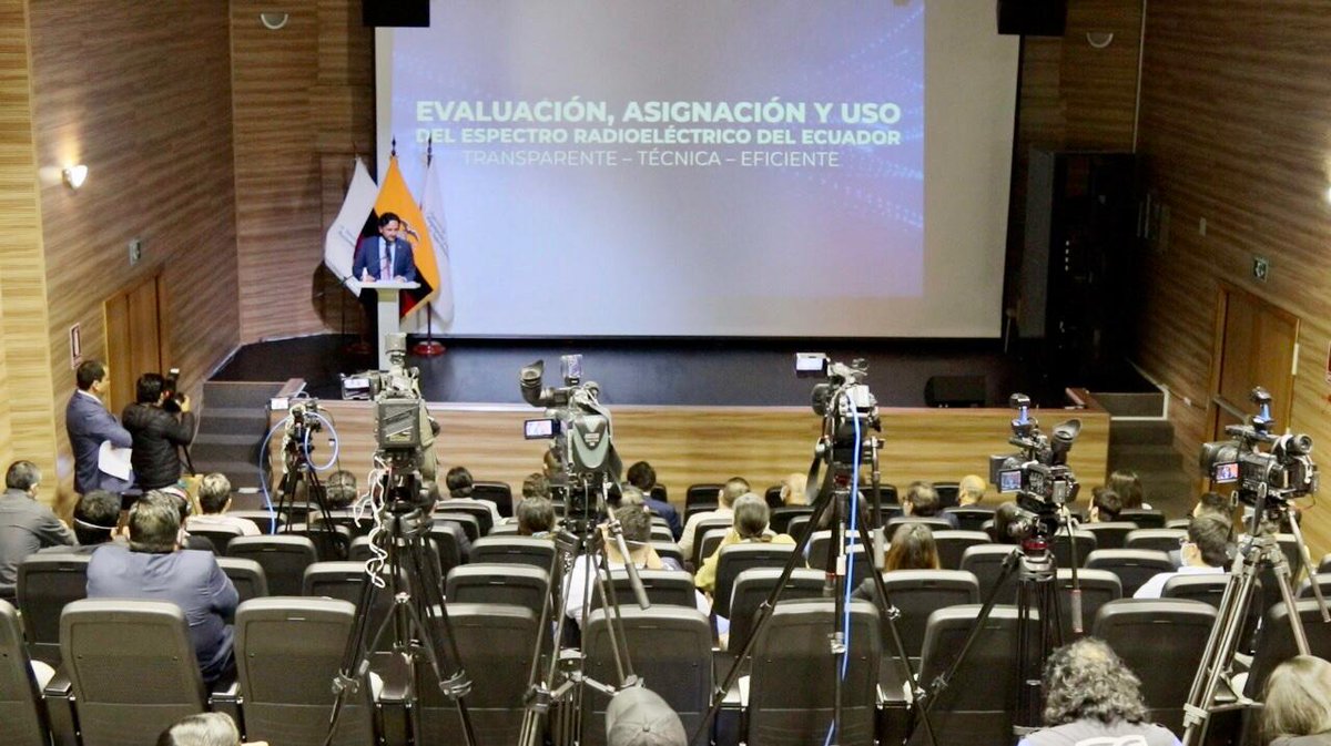 caanmichelena's tweet photo. Los años de trabajo del presidente @Lenin permiten cosechar resultados.

Hoy entregamos el informe de valoración de las bandas 700MHz y 2.5GHz que realizó la @ITU_AMS y socializamos el Reglamento de Tarifas para Servicios de Telecomunicaciones, tras 18 años de espera del sector. https://t.co/zFPcxfYQJc