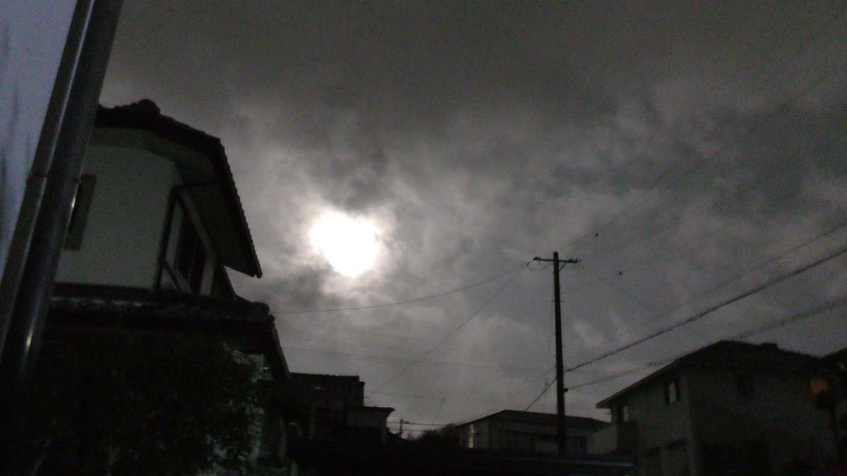 おはようございます。

曇り空ですが・・・
沈みゆく月・・定義的には
29日なんで・・・ウルフムーンですね。

良い一日をお過ごしください。・・風林