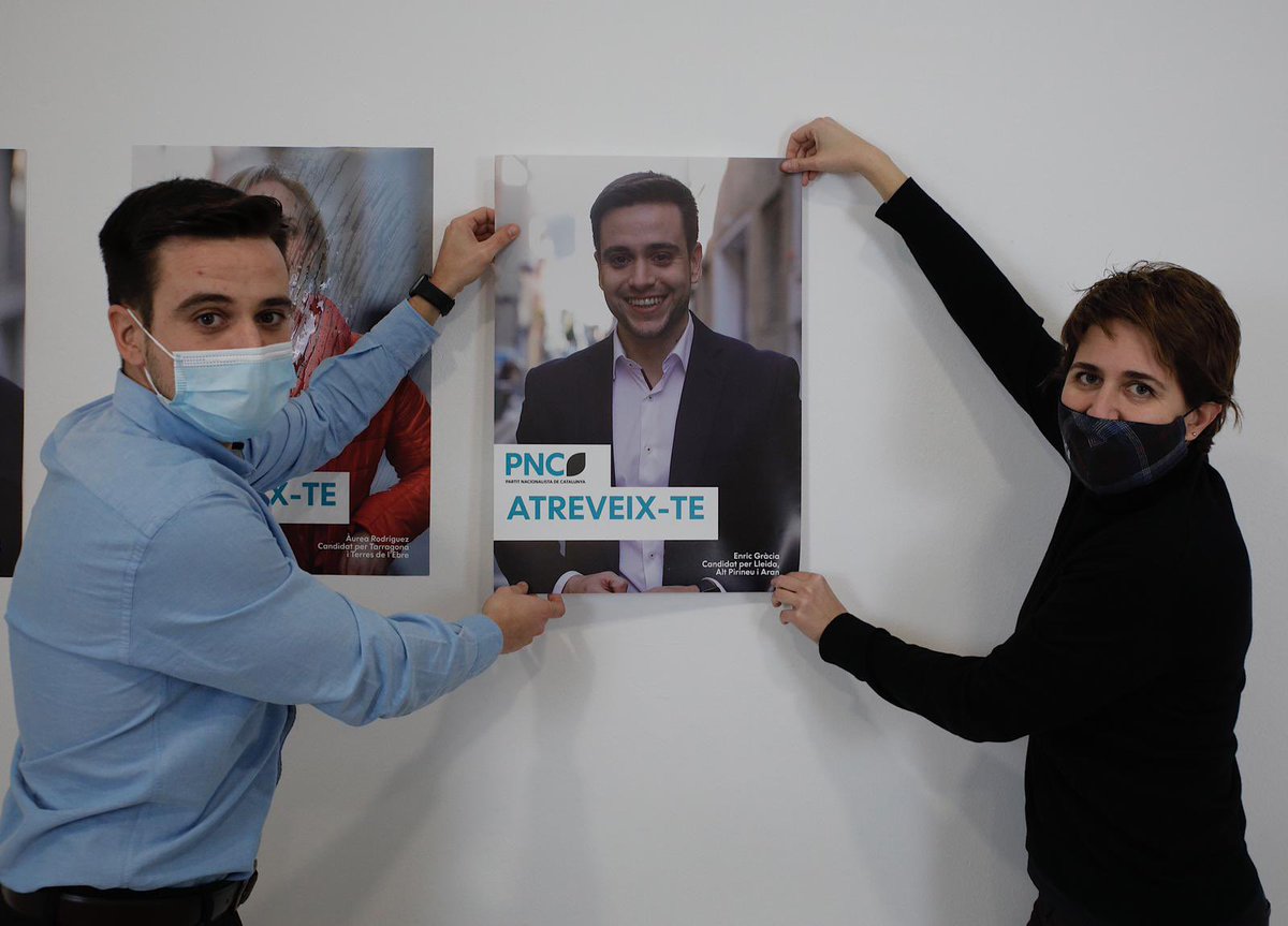Som_PNC's tweet photo. 🗳 El Partit Nacionalista de Catalunya inicia la campanya amb una enganxada simbòlica de cartells dels seus candidats

❕A causa de la pandèmia, no farem mítings presencials i reduirem tots els desplaçaments

🤍 Primer, les persones
#Atreveixte #SomElsTeus #14F https://t.co/PwiDlPx8UN