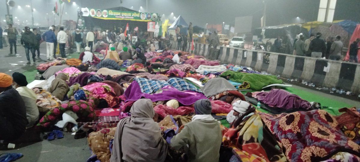 theanilsharda's tweet photo. कुछ किसान अब आराम कर रहे हैं।
#gazipurborder https://t.co/yN9oyefXTa