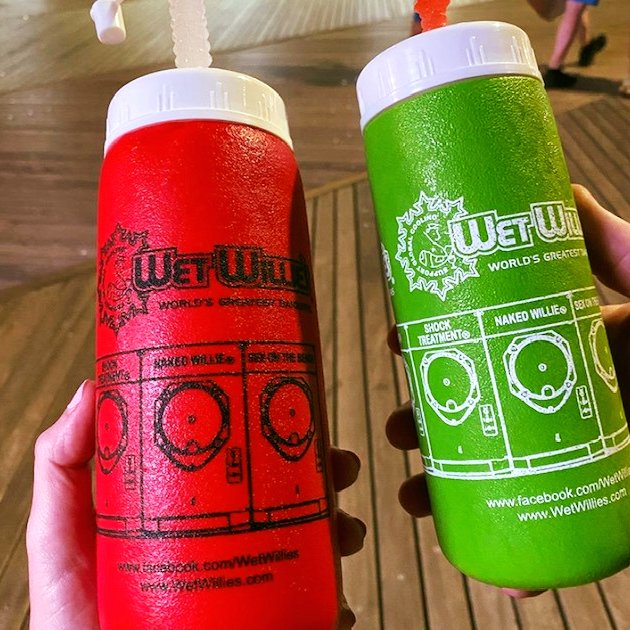 WetWilliesAC's tweet photo. Best way to enjoy a beautiful walk around the AC boardwalk? 

Filling up a Koozie at Wet Willie's with your favorite frozen cocktail. 

Both our @ResortsCasino and @TropicanaAC locations are open to serve you to-go drinks. Stop by and grab yours today! 

#doac #tropnightlife https://t.co/w8JSAHv5eC