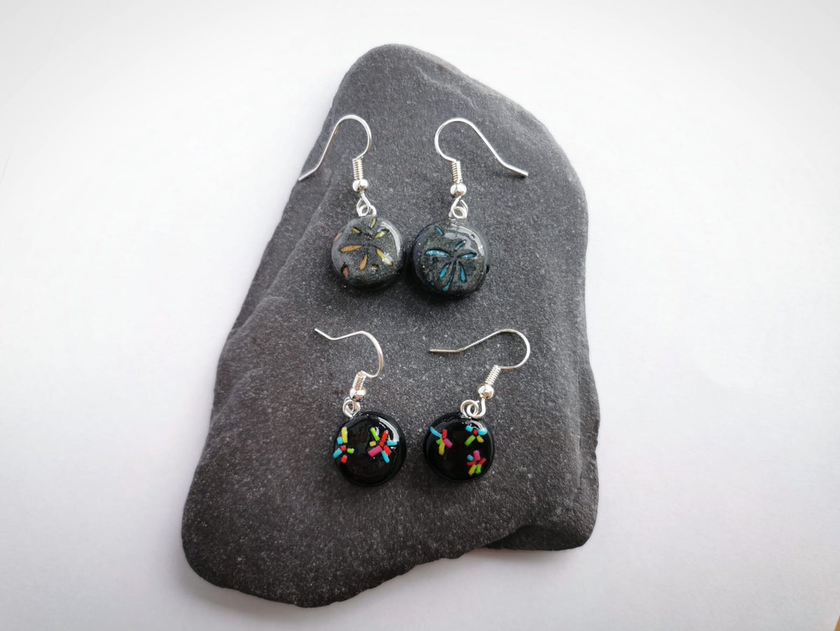 charmagrammer's tweet photo. For the new year I had planned fireworks! I tried one way but wasn't keen so tried another 🤭 Which one is your fav? havehttps://www.numonday.com/shop/charmagrammer/
#newyear #earringsoftheday #fireworks  #polymerclayearrings #handmade #shopsmallbusiness #craftersofinstagram https://t.co/2LUMzlBAww
