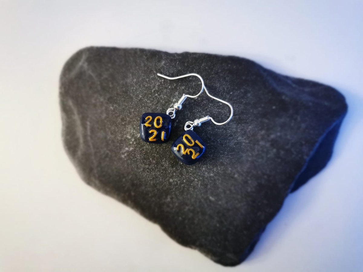 charmagrammer's tweet photo. For the new year I had planned fireworks! I tried one way but wasn't keen so tried another 🤭 Which one is your fav? havehttps://www.numonday.com/shop/charmagrammer/
#newyear #earringsoftheday #fireworks  #polymerclayearrings #handmade #shopsmallbusiness #craftersofinstagram https://t.co/2LUMzlBAww