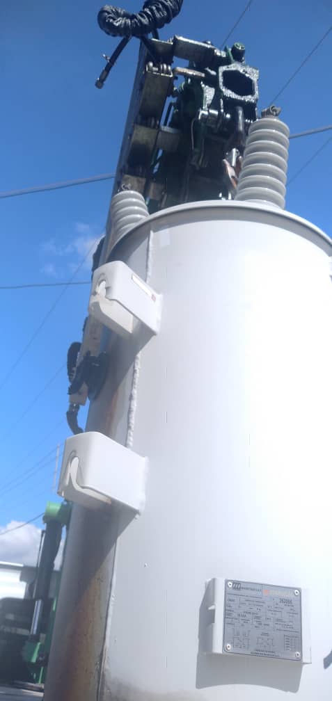 JuanPerozo_m's tweet image. #28deEnero 
En la calle Miranda de  la Fundación CAP 1B, parroquia #Tocuyito, #compramos  e #instalamos  un #Transformador de 50Kv  nuevo,  3 ampac para las barras y  tensar las líneas bajas, agradecemos  el apoyo de @corpoelecCar 
Aquí no nos rendimos, ¡Seguimos venciendo!