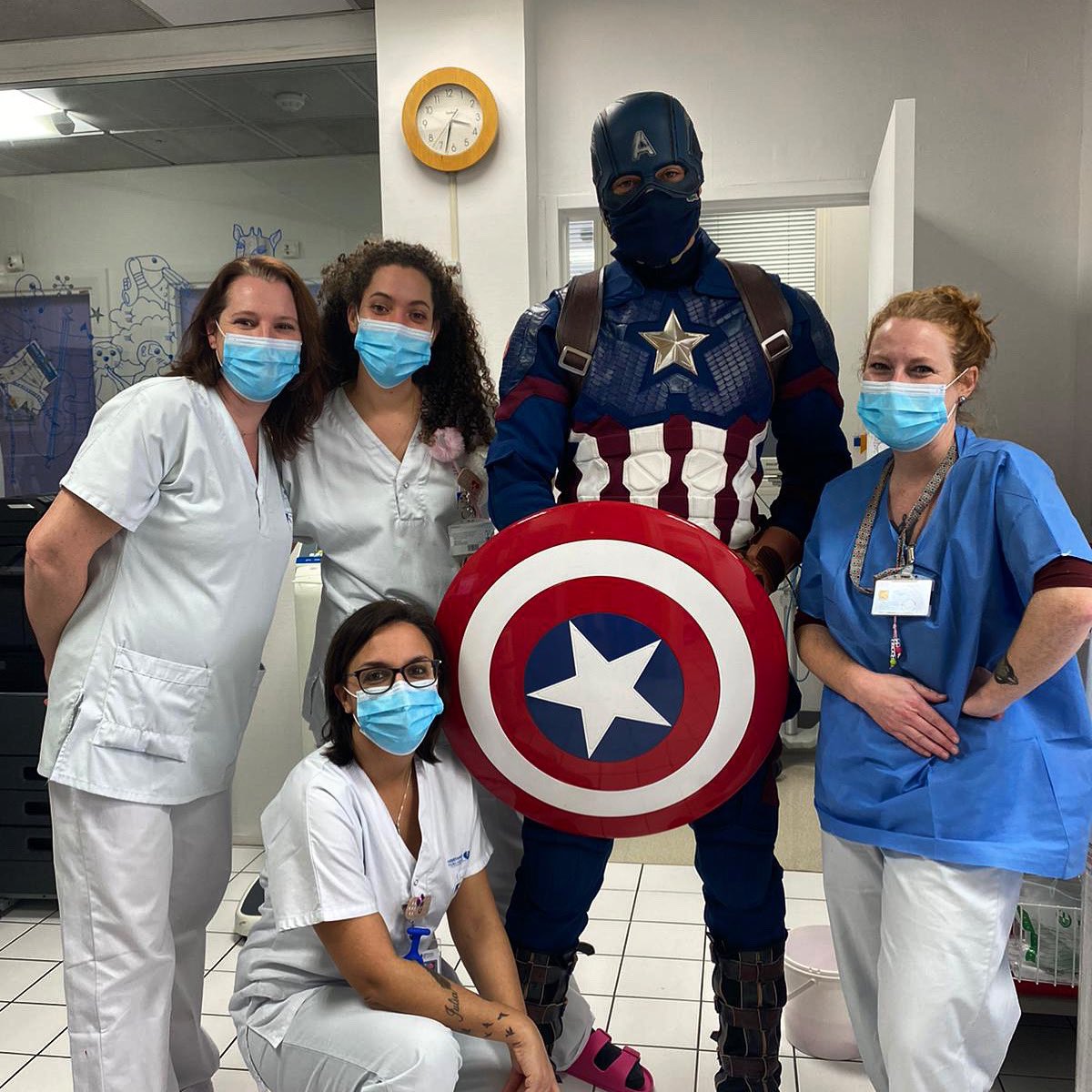 mjanimaction's tweet photo. Une visite surprise dans le service d’hématologie de l’hôpital Armand Trousseau. Merci @uncadeaupourlavie @APHP 

#hopitalarmandtrousseau #captainamerica #cosplayfrance #cosplayer #hopital #superhero #marvelcosplay #hopitaltrousseau #paris #bonheur #love #healthcare #benevolat https://t.co/40Ds0X1ZXh