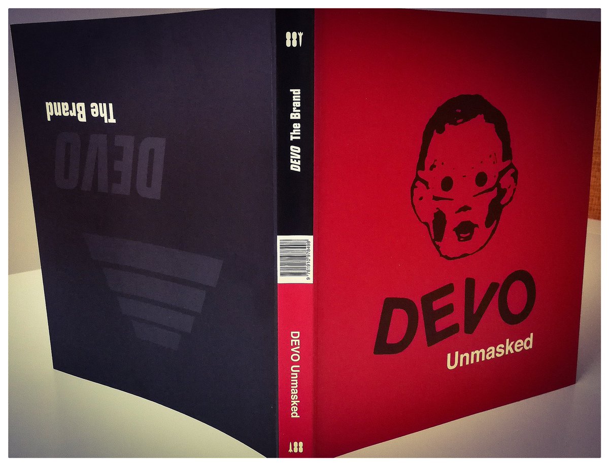 miguelalbandoz's tweet photo. 10. Fabuloso. Una especie de enciclopedia ilustrada de DEVO. A kind of @DEVO illustrated encyclopedia. Indispensable para un fan acérrimo como yo. A must have for a devoted fan like myself. @rocket88books #clubdevo #devo #arewenotmen https://t.co/2avP4BBusH