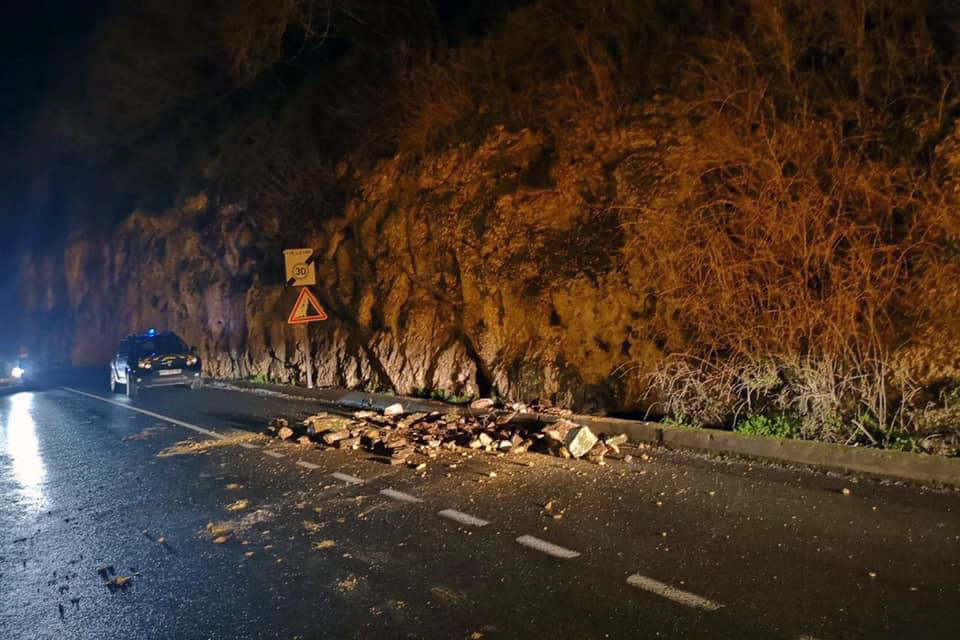 cddordogne's tweet photo. ⚠️⛔️🚗 Suite à un éboulement survenu dans la soirée, la RD703 est fermée à la circulation dans le bourg de Beynac-et-Cazenac. Une déviation est mise en place pour tous les véhicules par la RD 25. Sens Sarlat-Saint-Cyprien, les poids lourd devront emprunter les RD25, 35 et 49. https://t.co/yDUkcanNyP