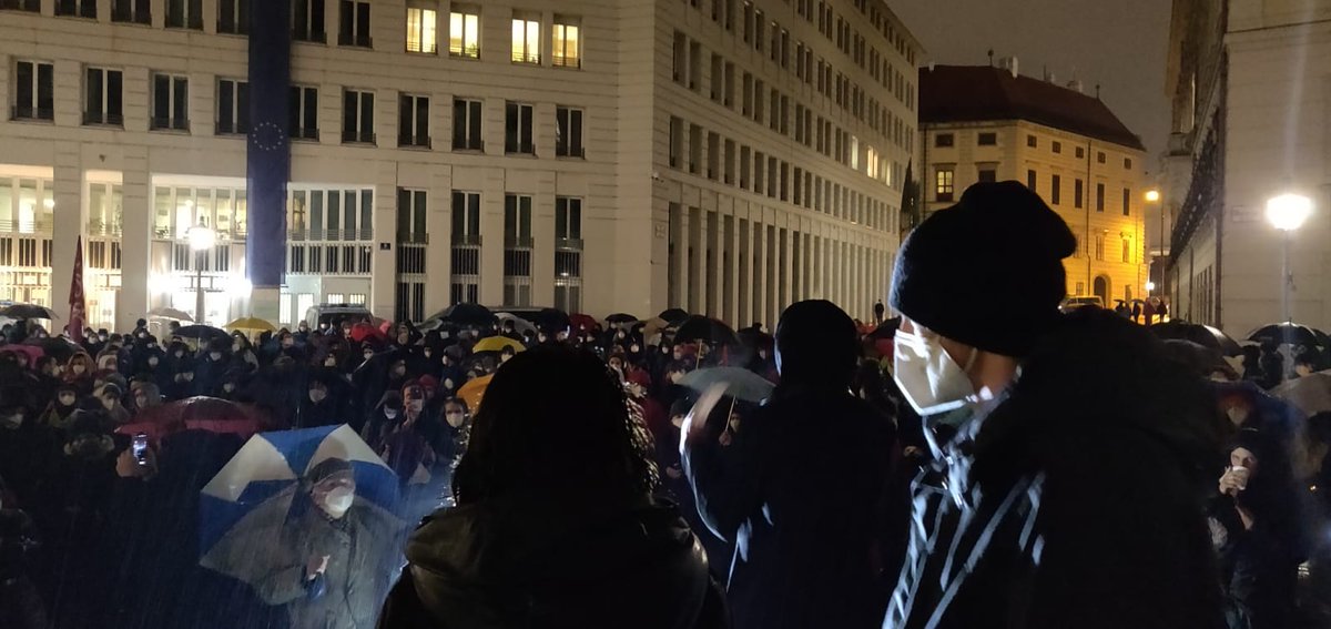 paul_stich_'s tweet photo. Minoritenplatz bummvoll. Harte Zeiten, große Herausforderungen. Doch Momente wie diese geben unglaublich viel Kraft. Danke
#Zinnergasse
@SJ_Oesterreich @jgspoe https://t.co/vsgdoxF41H