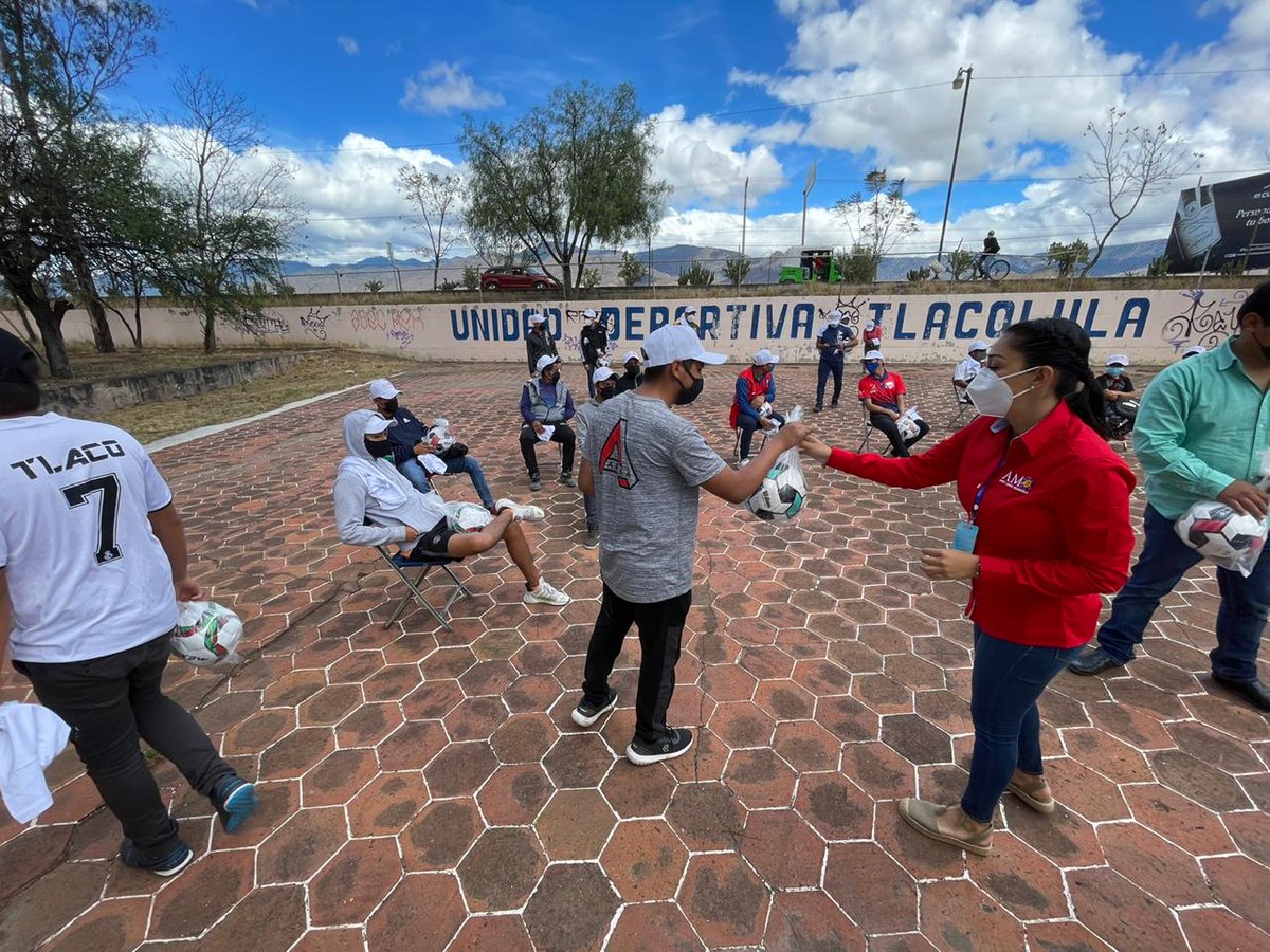 FundacionAMO's tweet photo. Estamos muy felices de ayudar a los equipos de la liga infantil y categoría libre con la entrega de balones de fútbol en Tlacolula de Matamoros. https://t.co/OxvByRQysl
