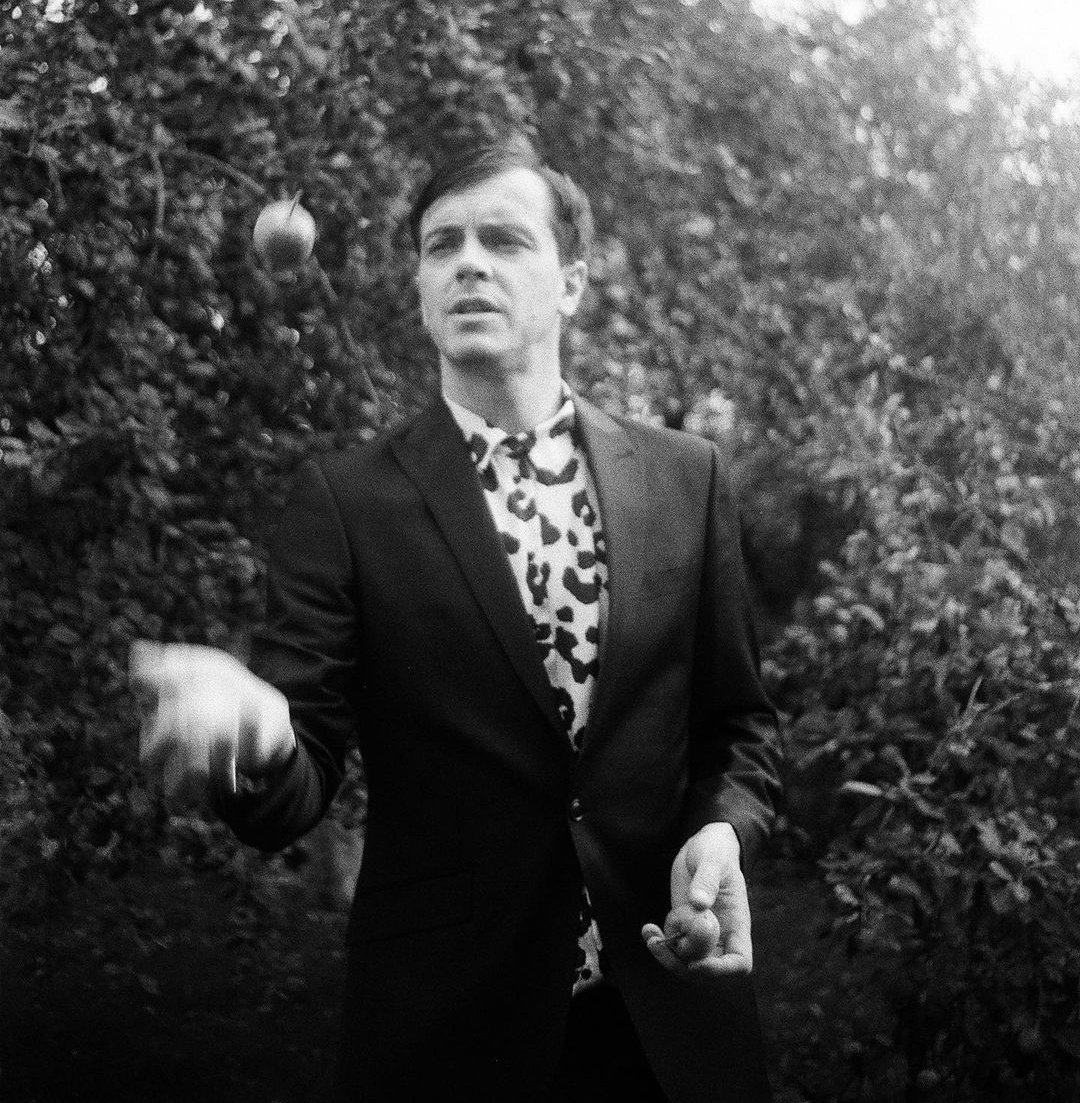 годы идут а он все от яблок отстать не может