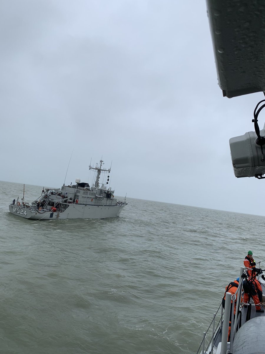 Ra1phK1's tweet photo. Al was het een grijze dag, wij hebben vandaag weer mooie dingen mogen doen. Trainen op zee met BNS Primula en onze collegaβs van de Belgische luchtmacht. #ZrMsVlaardingen #BNSPrimula @kon_marine @TheBelgianNavy https://t.co/CKOzKEXy00