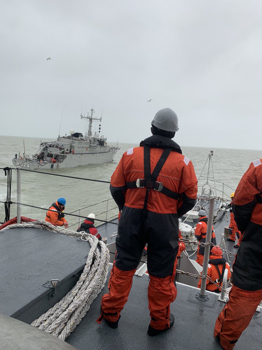 Ra1phK1's tweet photo. Al was het een grijze dag, wij hebben vandaag weer mooie dingen mogen doen. Trainen op zee met BNS Primula en onze collegaβs van de Belgische luchtmacht. #ZrMsVlaardingen #BNSPrimula @kon_marine @TheBelgianNavy https://t.co/CKOzKEXy00
