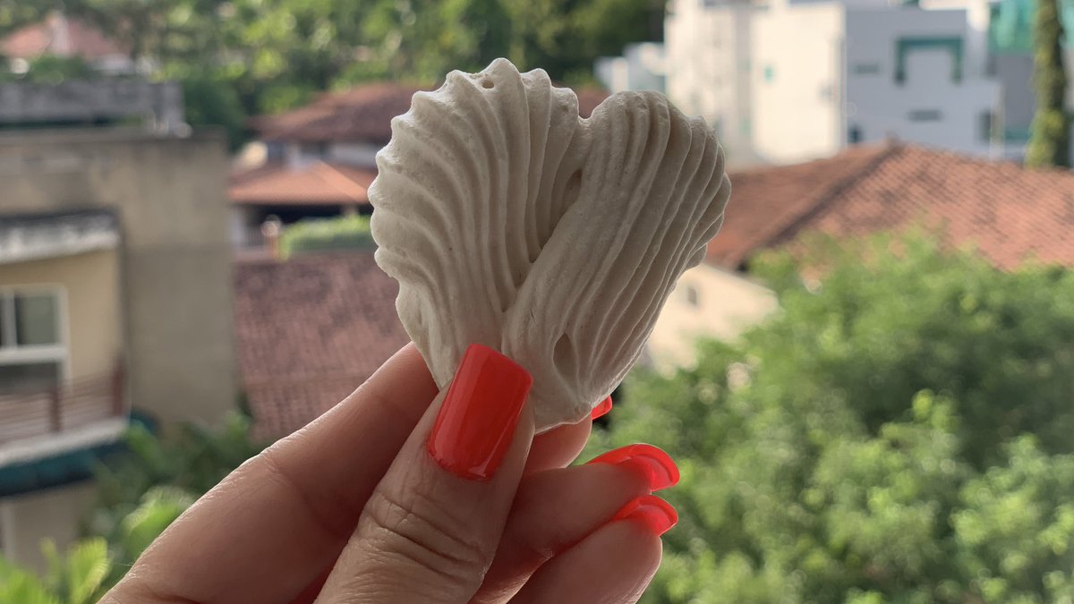 molakarla's tweet photo. Afternoon break gracias a @Casa_Chen2020 😬 #sweet #merengue #sugarboost 🤍 https://t.co/mi403CD8YM