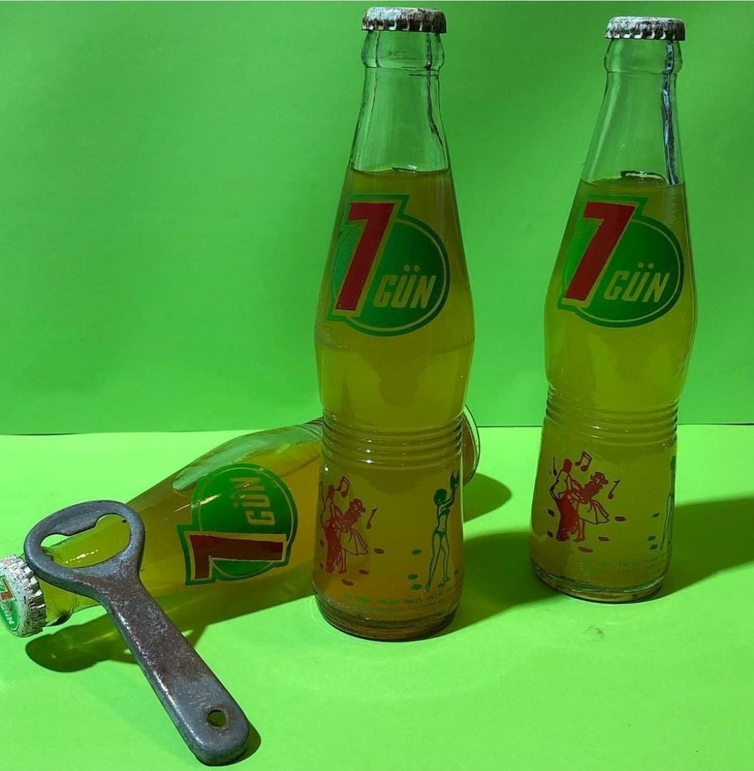 Ah bu şişe, üzerindeki resimler... Tadı da efsaneydi 🤩

#nostaljiruzgarı #yedigünportakal #nostalji #eskiobjeler #birzamanlar #70ler #80ler #90lar #eskigünler #çocuklugum #ZkusağıBilmez