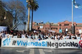 hipotecadosuva's tweet photo. .@jorgeferraresi Le ponen un freno a la UVA, pasan a un ajuste por salario, pero le niegan una solución a las 105.000 familias de #HipotecadosUVA que arrastramos 3 años de ajuste por inflación. Este #LlaverazoUVA es para hacernos oir y que finalmente podamos salir de esta usura. https://t.co/hIB4PgiVA3