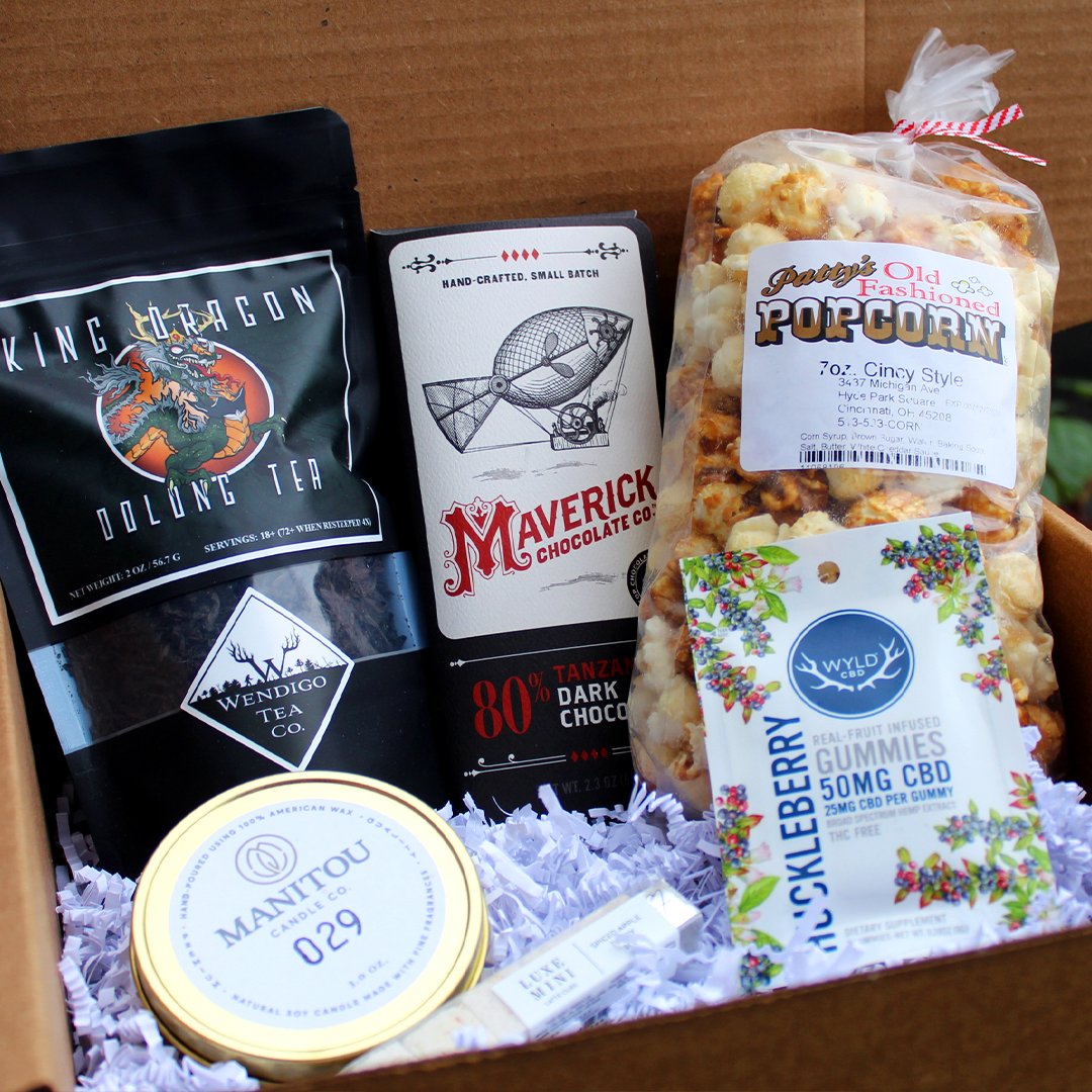KYC_Smiling's tweet photo. How great does the inside of this box look?! 😍 Inside the box features small businesses like: Wendigo Tea Co., Maverick Chocolate Co., Patty's Old Fashioned Popcorn, Manitou Candle Co., Teaspressa, and Columbus Botanical Depot! #smallbusinesslove #giftbox #customgifting https://t.co/m18xsAtRIm