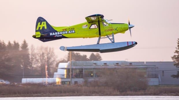 MistyWestYVR's tweet photo. Vancouver's @HarbourAirLtd joined with Seattle-based company @MagniX in 2019 to design an #electricplane's engine. They're determined to get approval from #TransportCanada to continue test flights and bring this tech to commercial flights. #BCTech #TechBC
https://t.co/dOFm70oNgC https://t.co/vHmisGfMh8