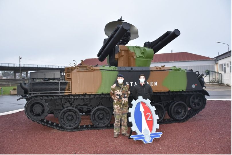 C2ermat's tweet image. Un collégien en immersion au 2e régiment du matériel
 à #Bruz (35). Le #2RMAT a accueilli Ezio, élève de troisième qui a pu visiter les divers ateliers du régiment dans le cadre de son stage découverte