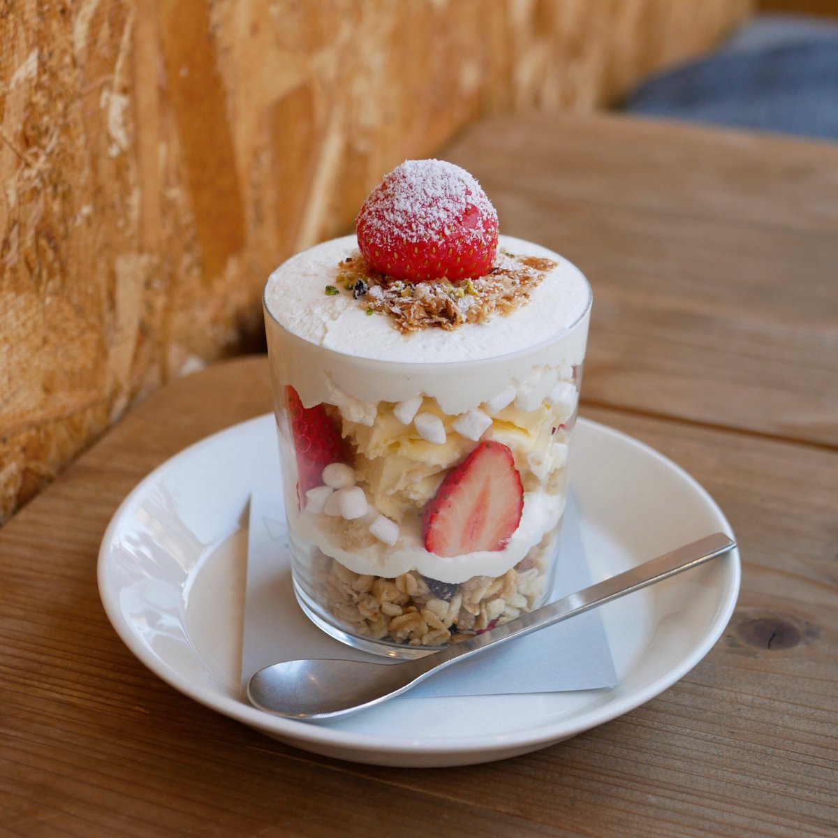 あき 駒沢大学のmano Cafeでいちごのショートケーキパフェ フレッシュないちごにホイップ バニラアイスやミニマシュマロ ナッツ グラノーラ パイなどなど このパフェは2月末までの提供だって