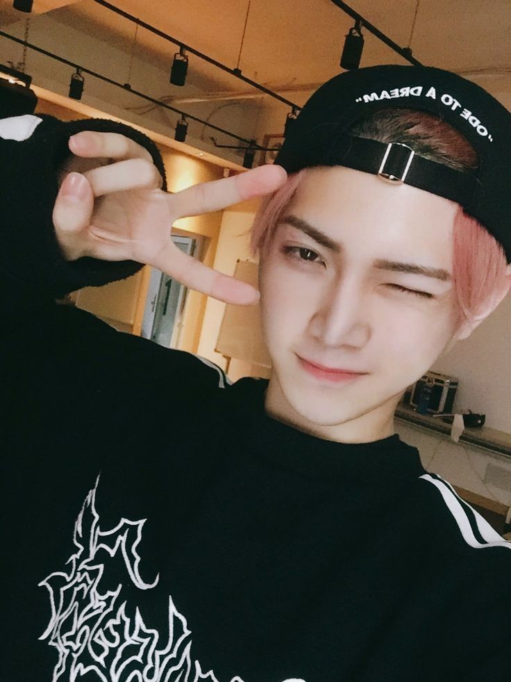 #YEOSANG 
boa noite atinys, como vocês estão? como foi o diazinho de vocês? espero que tenham se divertido bastante! estou morrendo de saudades, não vejo a hora de podermos nos encontrar novamente! lembrem-se de se alimentar direitinho, de beber bastante aguinha,amo muito voces💗