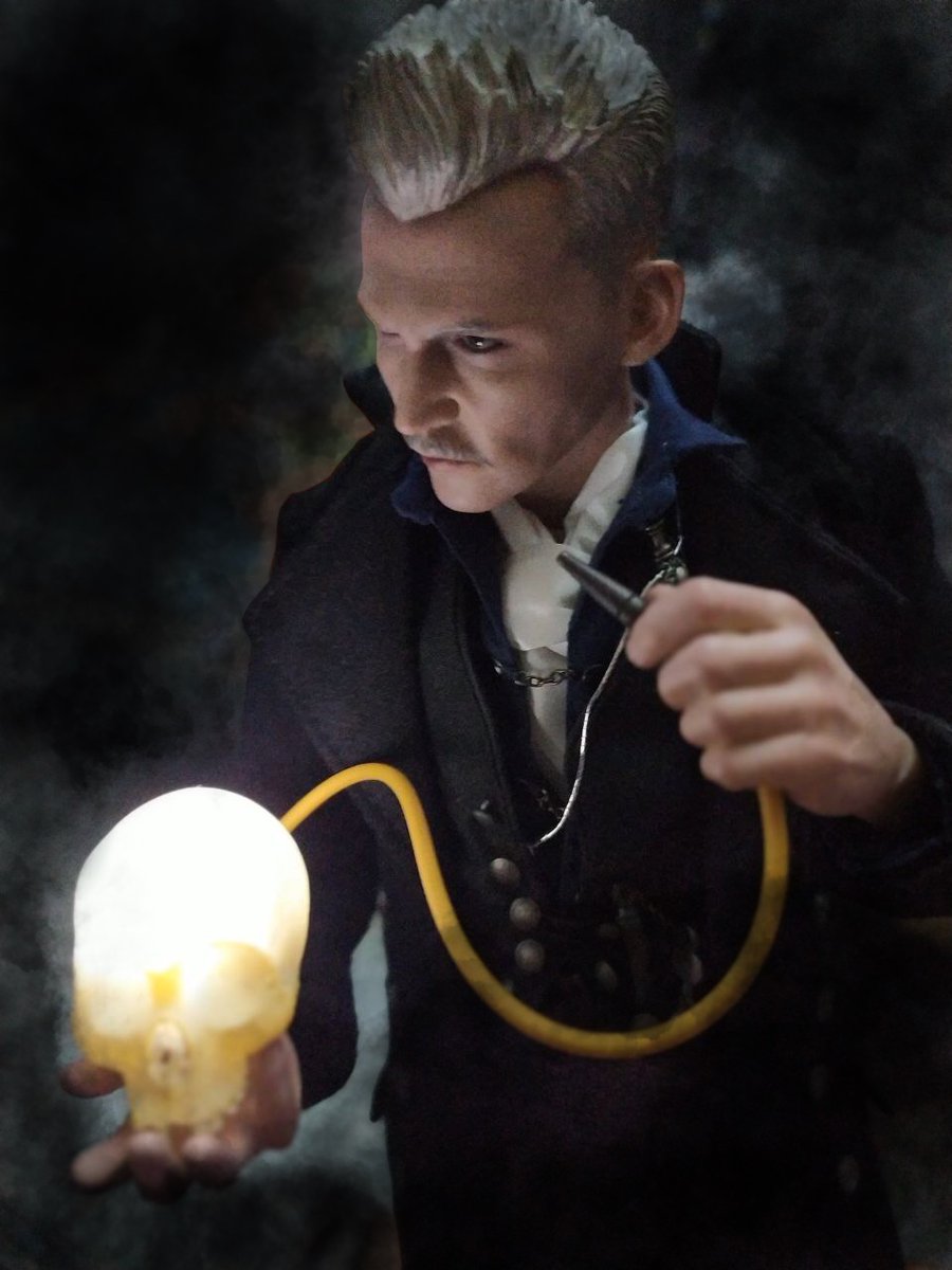 SilvSanzo's tweet photo. Se que dije que sobre todo subiría dibus, pero tengo que decirlo: @JhonnyDepp siempre será mi #Grindelwald ❤️Por mucho que adore al actor que va a sustituirle. 
Así que era NECESARIO hacerme con esta maravilla antes de que desaparezca. Profundamente enamorada de esta figuraza🥰 https://t.co/01oXuR6p2v