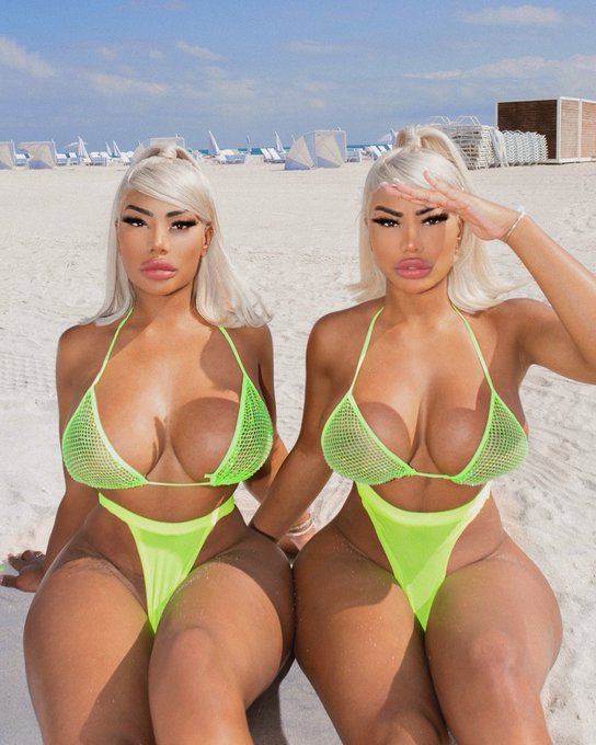 BEACH BABES 🌴 https://t.co/eyPEipLTqs