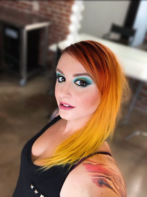 Using these cool colors to compliment my hair. @UrbanDecay https://t.co/lLk7SkaY4F<a href="/tag/redhead"class="tags"><span>#redhead</span></a><a href="/tag/horror"class="tags"><span>#horror</span></a><a href="/tag/vampire"class="tags"><span>#vampire</span></a><a href="/tag/goth"class="tags"><span>#goth</span></a><a href="/tag/suicidegirl"class="tags"><span>#suicidegirl</span></a><a href="/tag/sghopeful"class="tags"><span>#sghopeful</span></a>