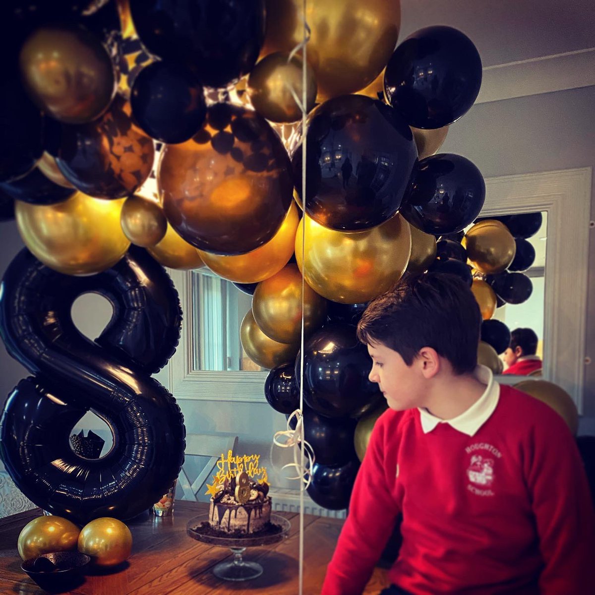 They stayed up! Happy 8th bday to my (not so) wee man. Who said lockdown bdays couldn’t be fun! <a href="/CraigDavid/">Craig David</a> playlist and cake and balloons. What more do you need! 
#lockdown2021 #birthdayboy #ThursdayFeeling