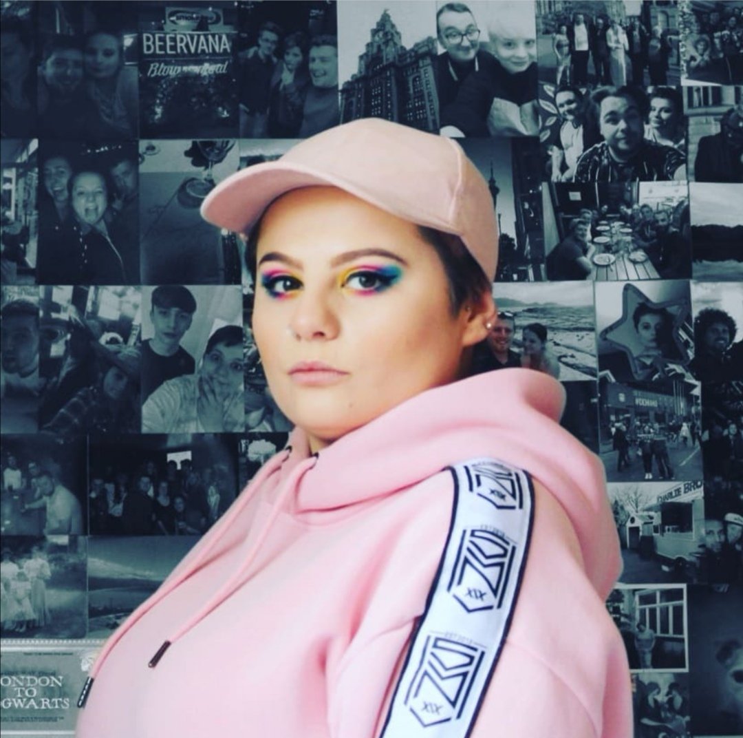 SpicySpinkles's tweet photo. @Sidemen #SDMNSNAPPED Rocking the hoodie in lock down https://t.co/EeGoBQmbX7