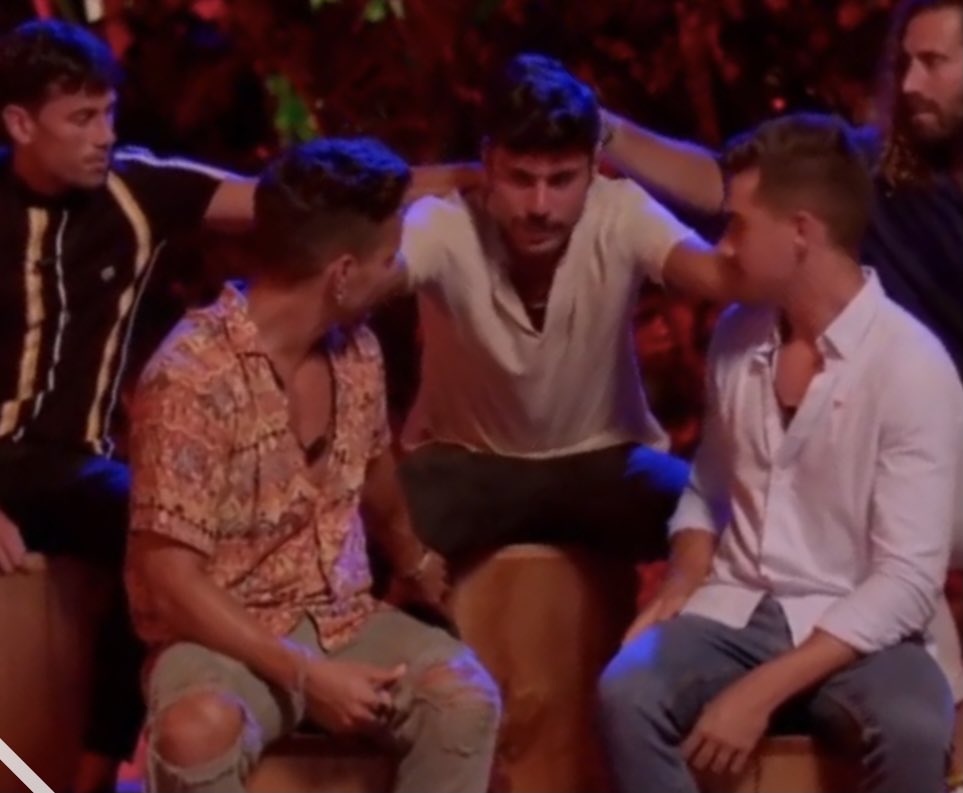 ClaudiaCabeza3's tweet photo. Los chicos listos para aparecerse (como en harry potter) en la casa de las chicas para pegar al lobo   #LaIslaDeLasTentaciones2 https://t.co/3B5oWrngT5