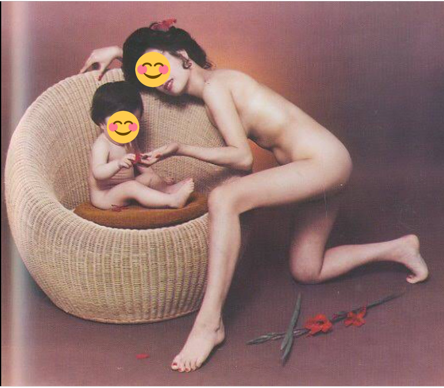 母子裸 #今では信じられない昭和  1971年〜76年まで日テレの「お昼のワイドショー」に「美しき裸像の想い出」というコーナーがありました。主婦が子供との思い出作りとして、写真家の大竹省二さんに撮って貰い、TVで公開するという企画に応募者は8,000人集まっ  ...
