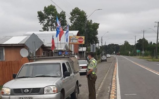 CarabLosRios's tweet photo. Por conducir automóvil con una licencia falsa, Carabineros de la Tenencia de #LagoRanco detuvo a adulto que fue fiscalizado en el cruce #Ignao.
#VEINTICUATROSIETE
#ElRanco https://t.co/HFByUSsorz