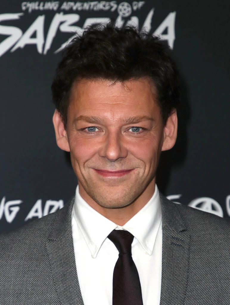 ポッターマニア 映画 ファンタビ3 情報 ドラマ サブリナ ダーク アドベンチャー などの英国人俳優リチャード コイルの出演が明らかに クリーデンス役エズラ ミラーは 4月から ザ フラッシュ の撮影がスタート ファンタビ3 の撮影を ポッターマニア 映画 ファンタビ3 情報 ドラマ サブリナ ダーク アドベンチャー などの英国人俳優リチャード コイルの出演が明らかに クリーデンス役エズラ ミラーは 4月から ザ フラッシュ の撮影がスタート ファンタビ3 の撮影を