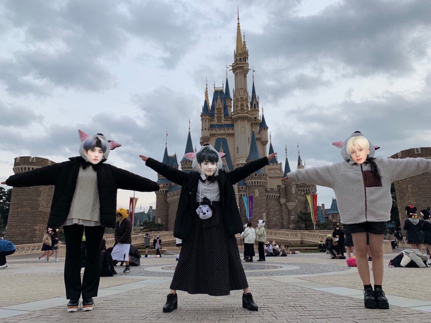 ﾘﾘ ちゃんとディズニーでもオタ活した オタ活の仕方おかしいww ボムギュペン とヒュニンペン とテヒョンペン でしたtxtのポーズ T Co Bsox3v0dwc Twitter