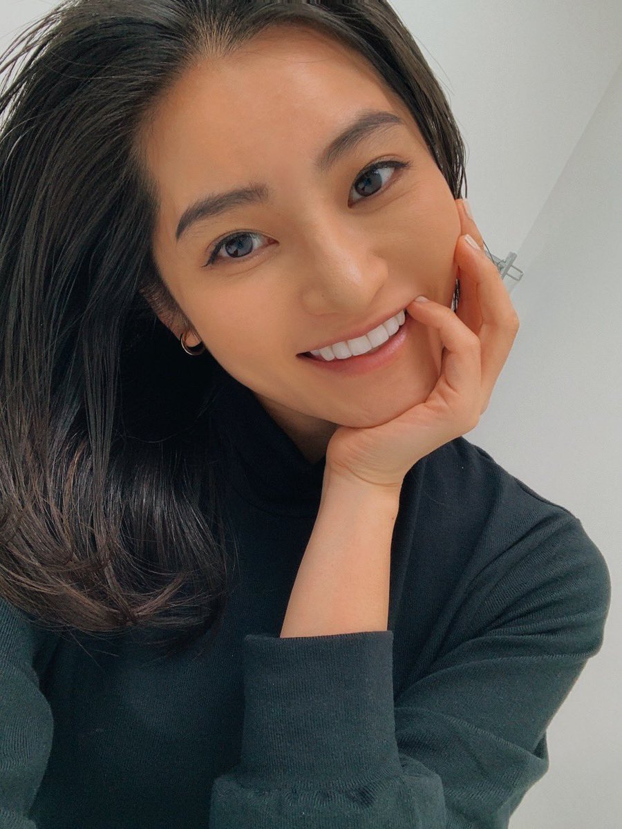 Rina A Twitter 去年 約3年続けた矯正が終わったんですが 歯並びが綺麗なままもっとスマイルラインを整えたくて 歯を削らないラミネートベニアを付けました この驚異的変化歯並び見てほしい 笑 歯並び 歯ってホントに大事 歯列矯正