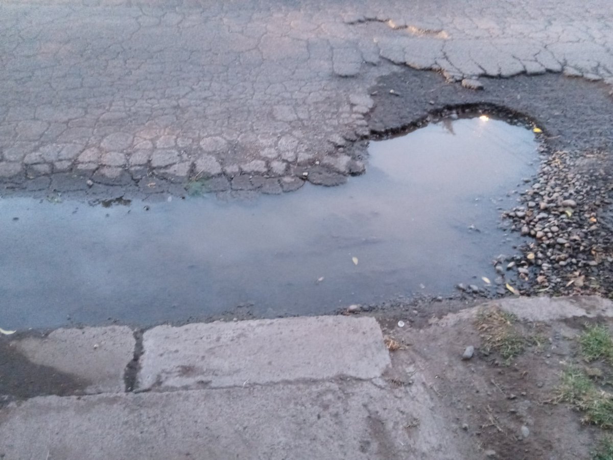 OSKRVILLEGAS's tweet photo. Buenas Noches quiero  denuncia, este problema que lleva más de 1 año y día a día este Agujero crece y crece. Esto está ubicado en Av Las naciones y campanario, todos los días automóviles tratan de esquivar para no tener un choque. Necesitamos solución @maipu_chile @cathy_barriga https://t.co/g4HCTr13AV