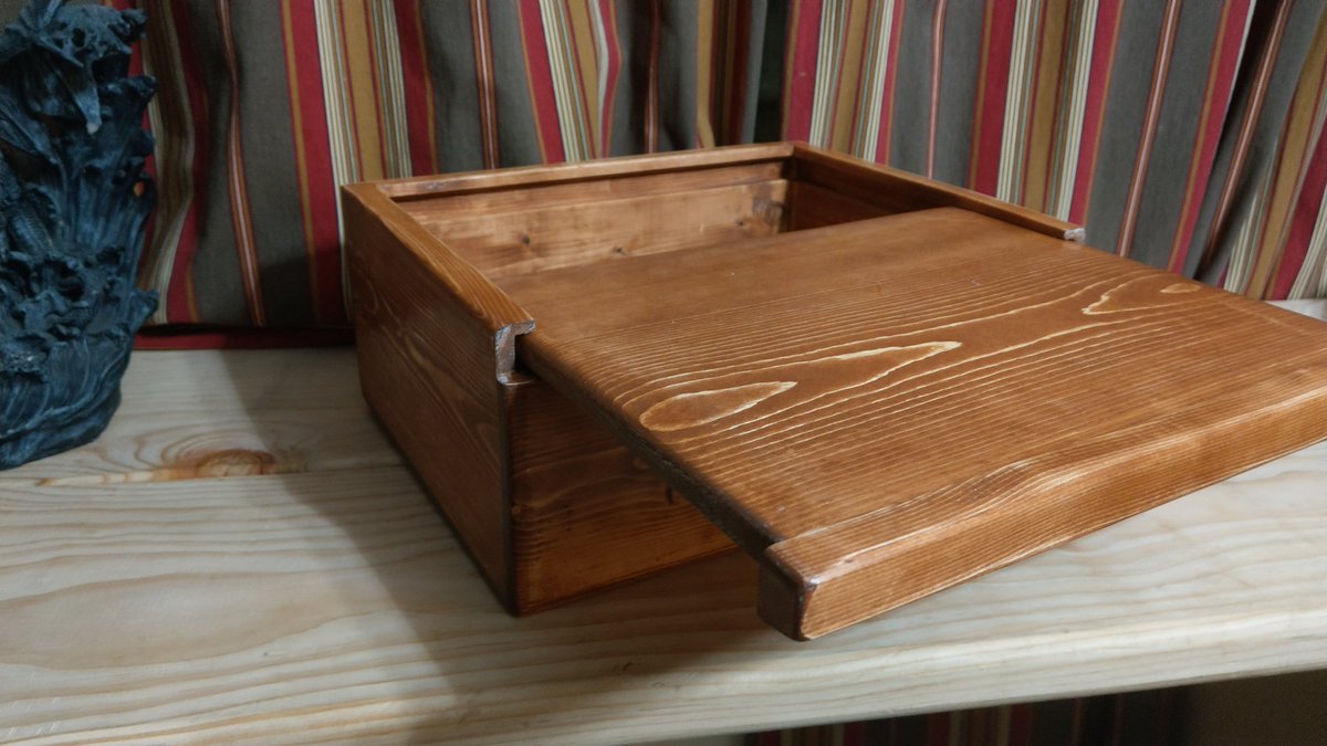 BlusTechReview's tweet photo. First production memory box for sale! 
Hand crafted by me.
All wood construction (no nails or screws)
The finish is ultra smooth.
External dimensions: 14Wx11.5Dx5.75H
Internal dimensions: 12.375Wx9.5Dx4H
$75
Message me for any custom orders. https://t.co/6paDEDKDo8