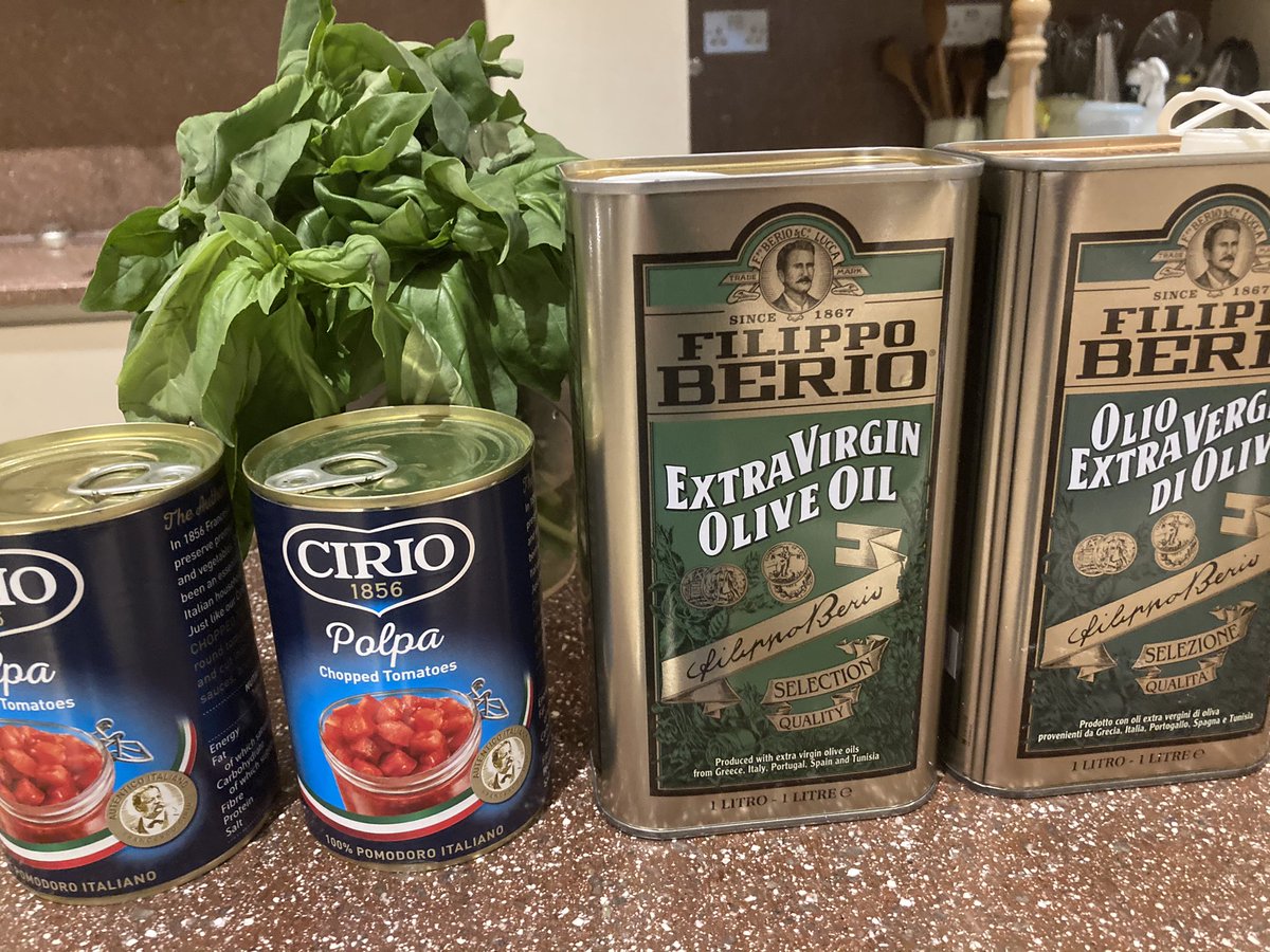 About to start the 5 pasta sauces Zoom class with <a href="/StefBorella/">Stefano Borella</a> and using <a href="/FilippoBerio/">Filippo Berio</a> Extra Virgin oil and <a href="/CirioUK/">Cirio UK</a> plum tomatoes