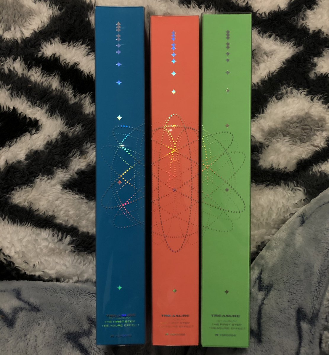 astroteez's tweet photo. i’m so in love with these albums OMG 🥺🤩💖 thank you @hwazikyu once again for being the best gom ever <33 #LLproofs https://t.co/kFgm6C5QWr