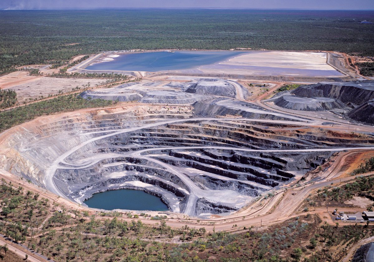 stapf's tweet photo. Nuclear is NOT green. It requires dirty extraction - just like coal & gas. Mining, construction, decommissioning & waste storage mean massive CO2 pollution. Nuclear's toxic radioactive waste is so dangerous it must be entombed & guarded for 100s of yrs. https://t.co/6R17qATbTB https://t.co/Rmu9wgNp99