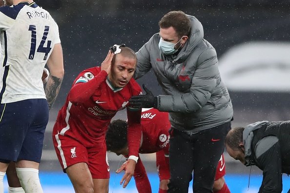 6thiagopt's tweet photo. +3 na conta! O Liverpool entrou em campo para enfrentar o Tottenham hoje, fora de casa, e Thiago foi titular. Durante o jogo, nosso camisa 6 teve um choque de cabeça com jogador adversário, mas voltou para o jogo assim:
Guerreiro! https://t.co/IeZJrTtRnn
