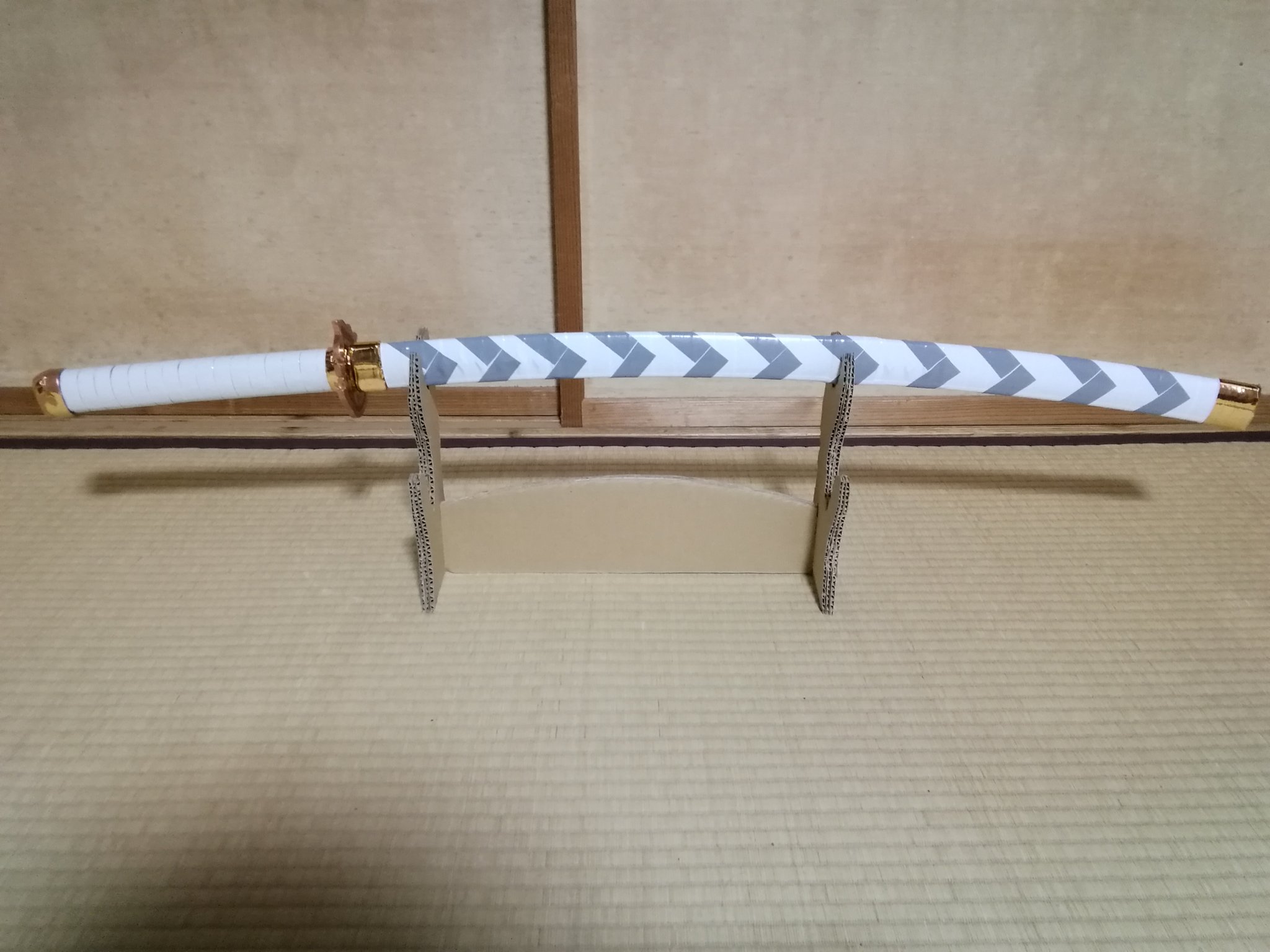 まつ 段ボールによる簡易刀掛けを作ってみました 節分の時はこれで飾ってみましょうかね 笑 Diy 日輪刀 煉獄杏寿郎 段ボール 刀掛け T Co Ogwetzt4os Twitter