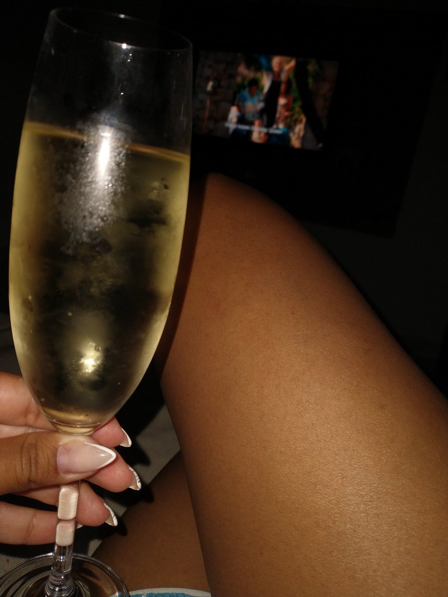 mendonca_cleo's tweet photo. "Intensa demais para aceitar ser amada pela metade." https://t.co/alOKSDrscE