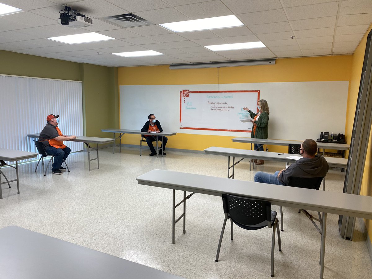 kimmaddalena66's tweet photo. Who says we canโt do a little training in a little group and in a large room? #SmallStaffMeeting #BigLessons @islandkemper @Mcgalec99 @pro3263 @patmx1 https://t.co/E8cX94r0Ea