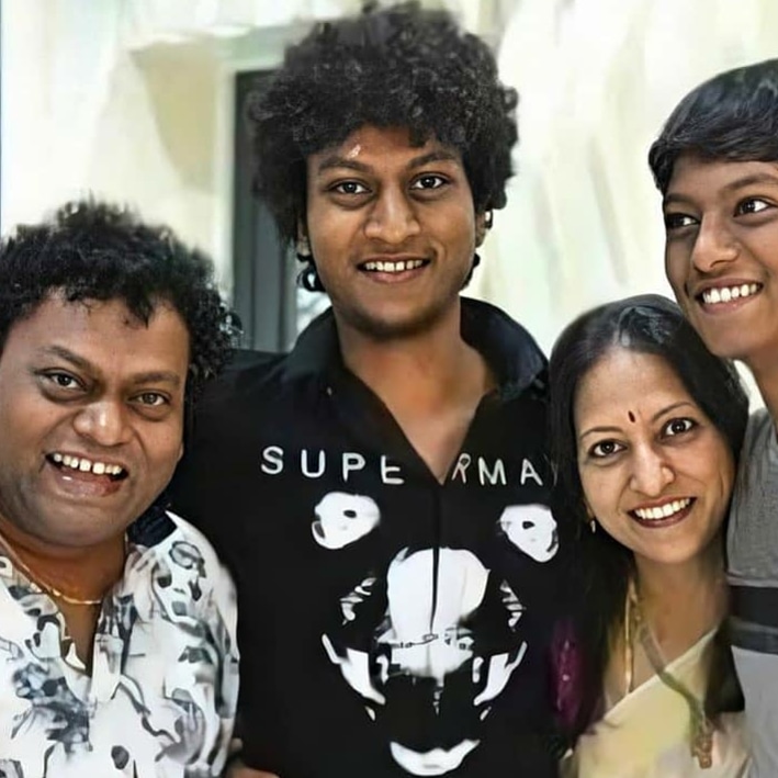 Cinimall's tweet photo. ಕಾಮಿಡಿ ಕಿಂಗ್ ಸಾಧುಕೋಕಿಲಾ ಅವರ ಮುದ್ದಾದ ಕುಟುಂಬದ ಫೋಟೋ❤👌
#Cinimall #sadukokila #HappyFamily #comdeyactor https://t.co/iRx3eQ6O27