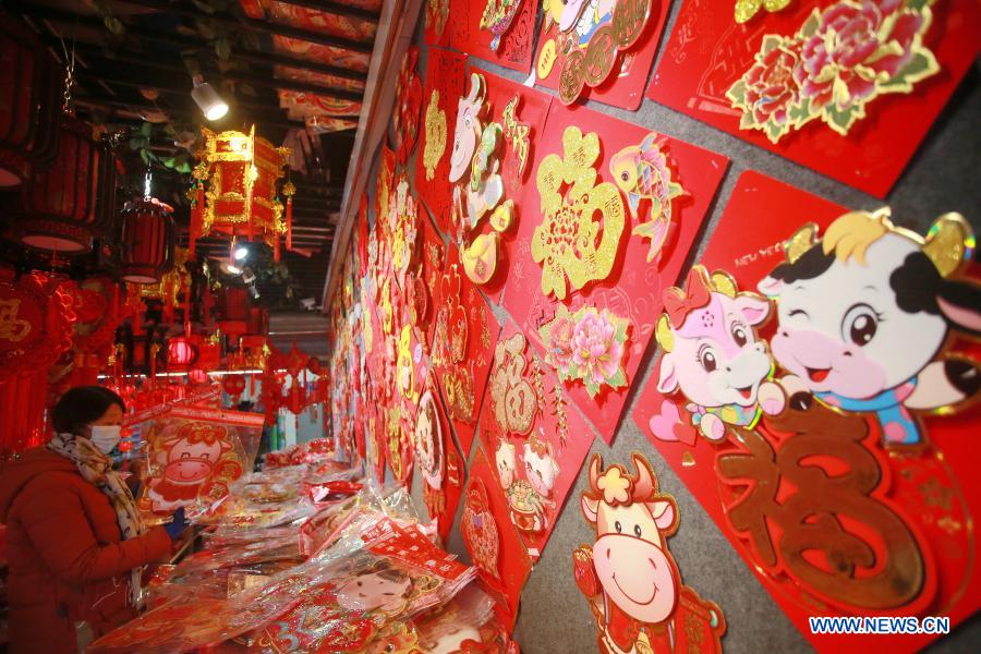 CommerceExpo's tweet photo. People shop for Chinese Lunar New Year decorations at market in Yangzhou，east China's Jiangsu Province. https://t.co/hwGLs5XSKC