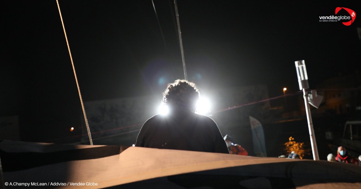 Arrivé au ponton, <a href="/JeanLecam/">Jean Le Cam</a> se livre : 
« Tous les jours je me disais que je n’y arriverai pas, mais ça ne se raconte pas comme ça... Pour moi ça a été terrible. J’ai eu des soucis où j’aurais pu y rester... des soucis de délaminage de coque »