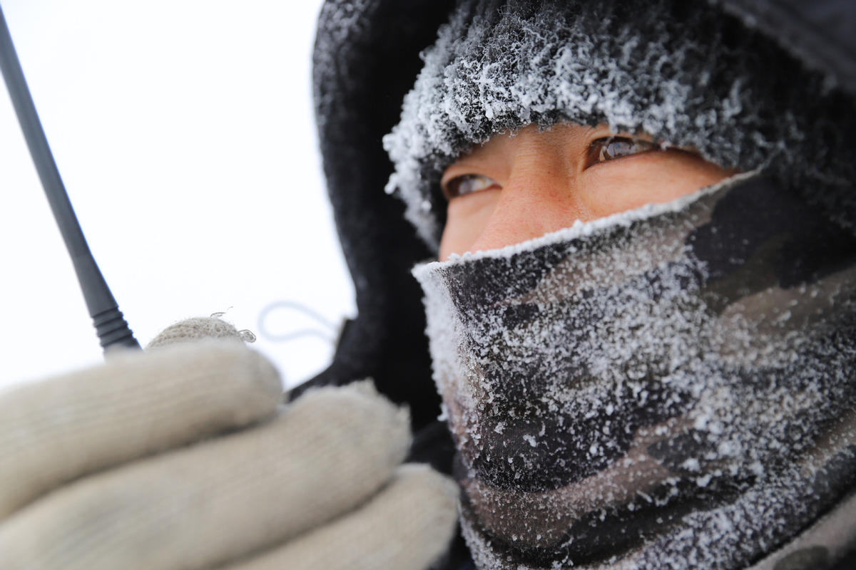 CommerceExpo's tweet photo. Workers from China brave bone-chilling cold to keep life going smoothly. https://t.co/L0eOs34PYt