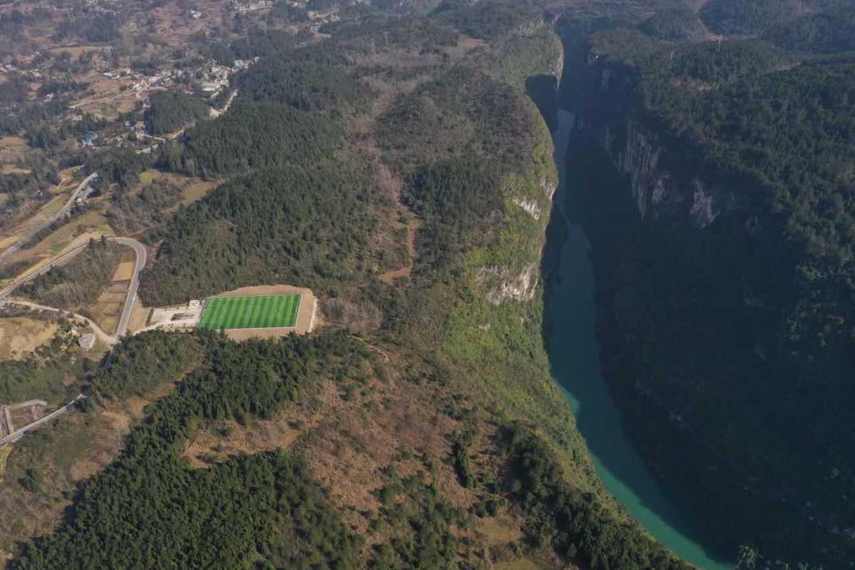 CommerceExpo's tweet photo. A football field built in the mountains of Southwest China's Chongqing went viral on the internet, after B/R Football, a famous foreign football media account, posted "Imagine playing here Chongqing, China." with two photos of the field on Twitter https://t.co/mjqYyQpxcW